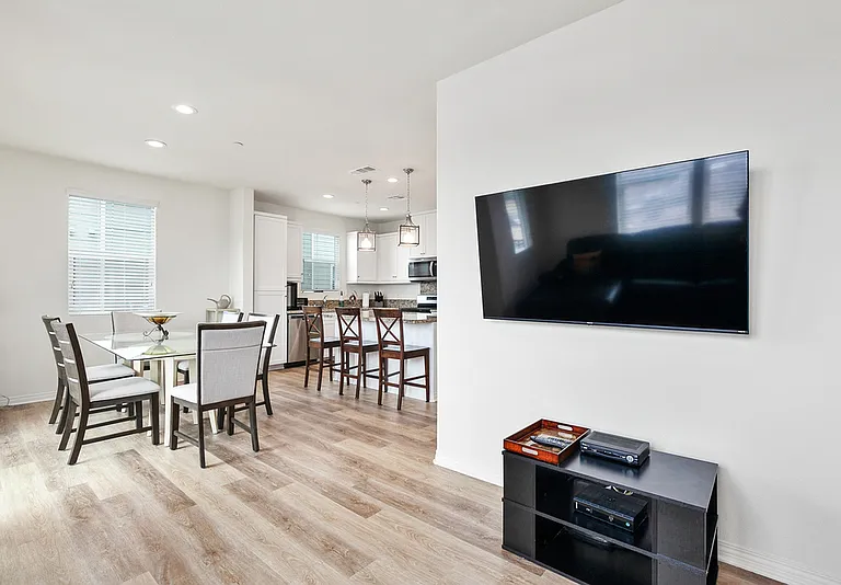503 Lark Way — Photo 3