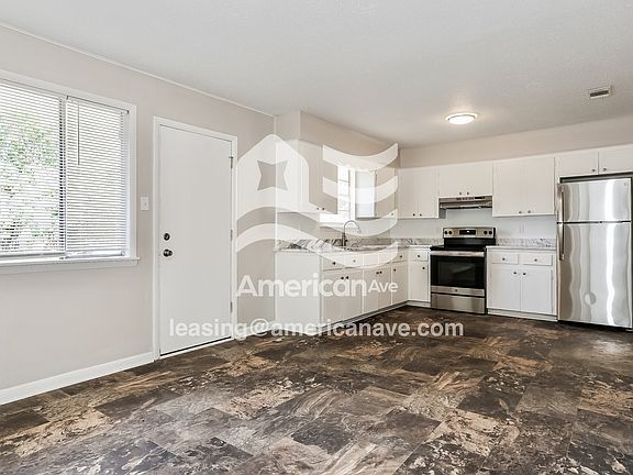 1483393_004_wm_-_living_room_13131453.jpg