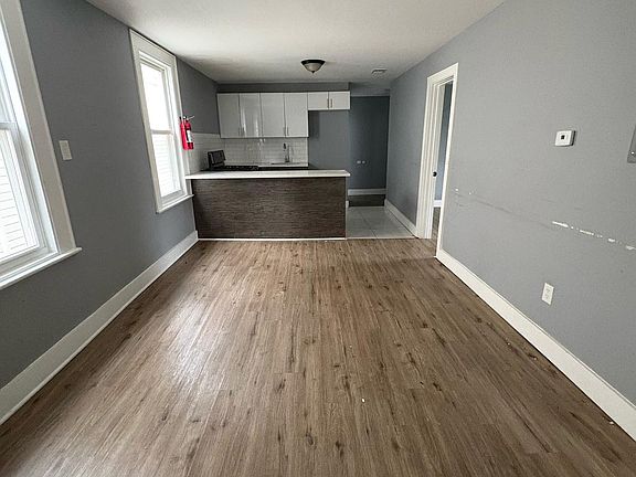 2nd image of 11 Cliff Hill Pl #4
