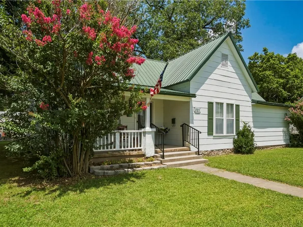 221 W Poplar St, Stilwell, OK 74960