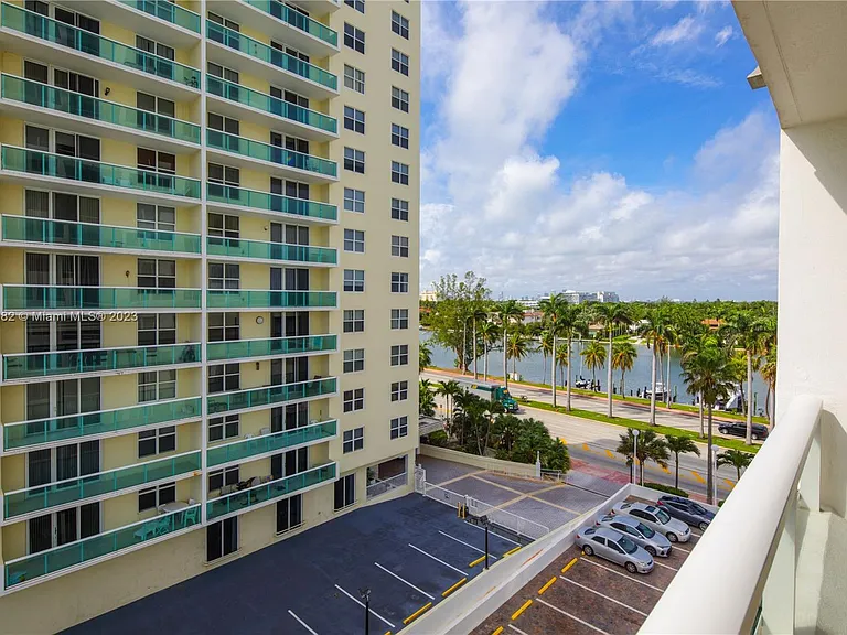 5005 Collins Ave #610 — Photo 30