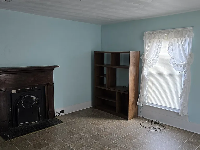 213 Roxbury St — Photo 9