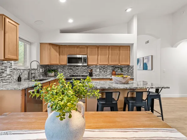 2132 E SMOKE TREE Road, Gilbert, AZ 85296