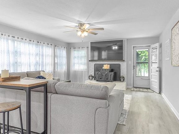 3rd image of 969 Sunnyside Dr