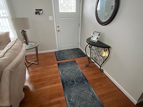4th image of 26 Laurel Blvd