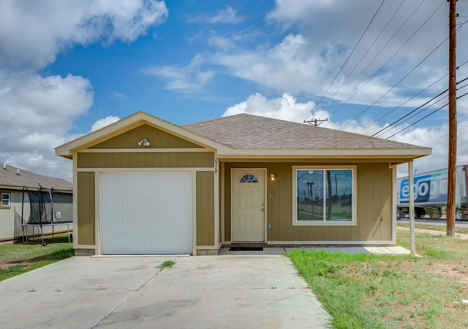 Move-In Special! Cozy 3 Bedroom Home — Photo 1