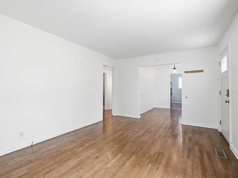 240 Ridgeway Dr — Photo 3