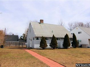 25 High Ln, Levittown, NY 11756