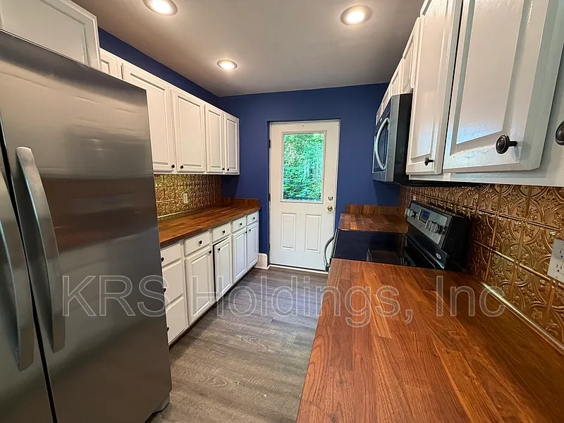6 bed, 3.5 bath, 3706 sqft, $2,995 — Photo 3