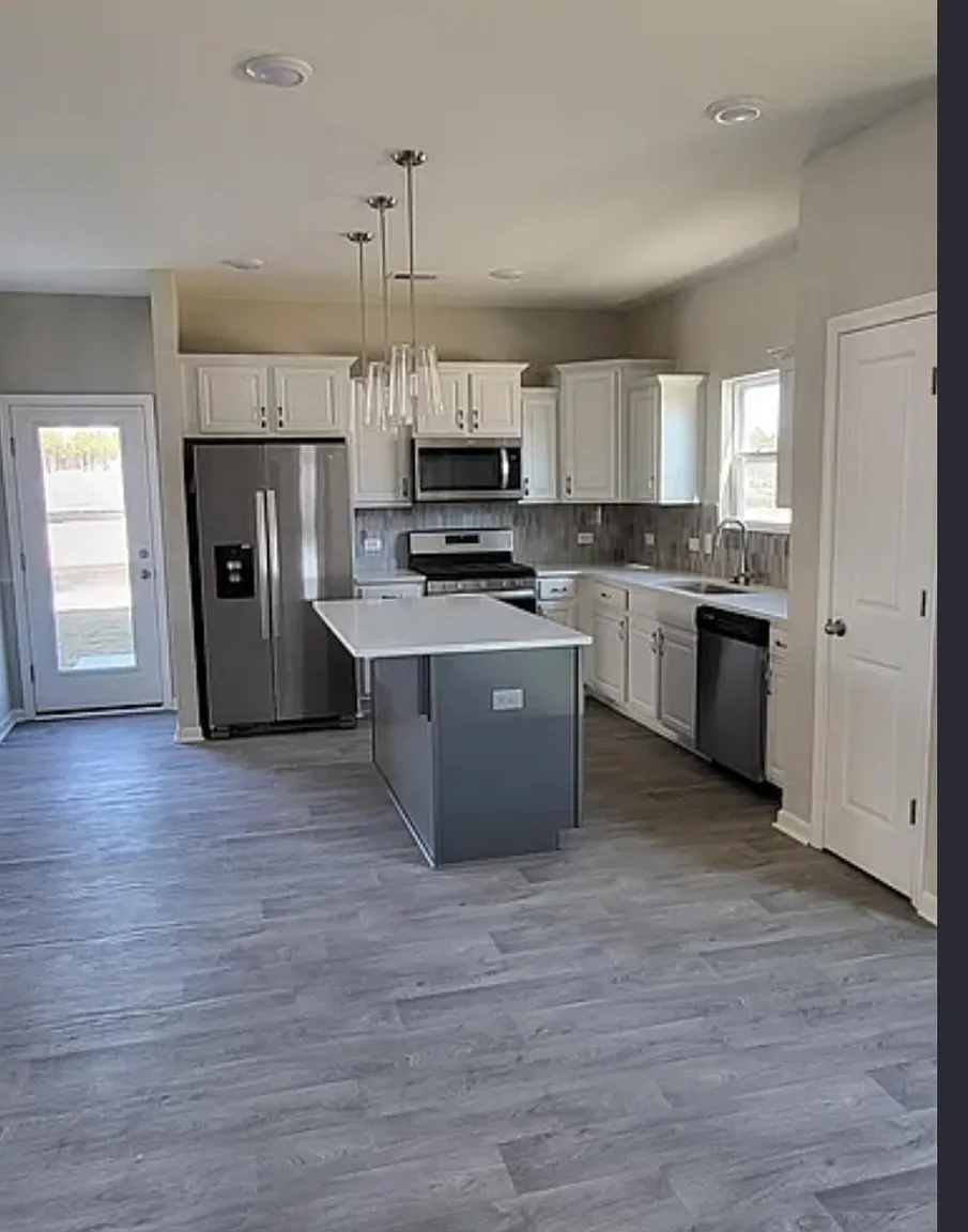 4 bed, 2.5 bath, 2237 sqft, $2,640 — Photo 4