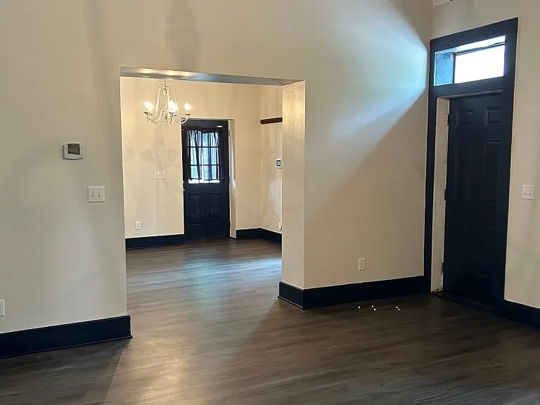 214 E Warren St — Photo 14