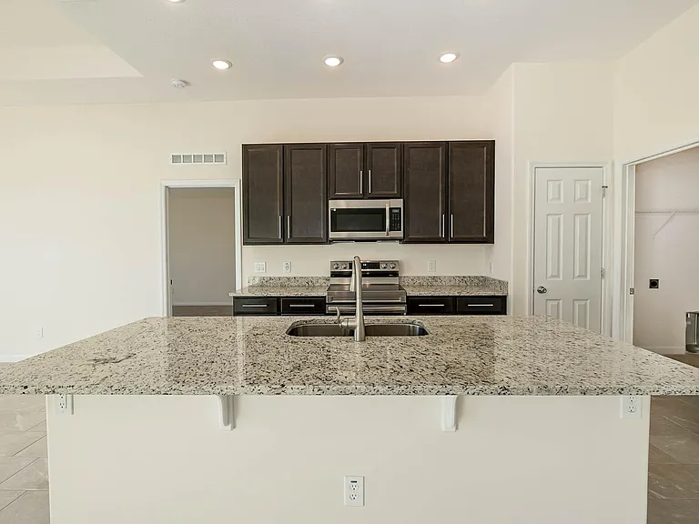 374 Evergreen St NE — Photo 4