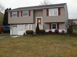 7136 Academy Ln, Lockport, NY 14094