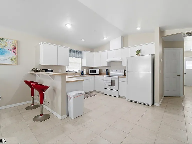 1712 SW Santa Barbara Pl — Photo 2