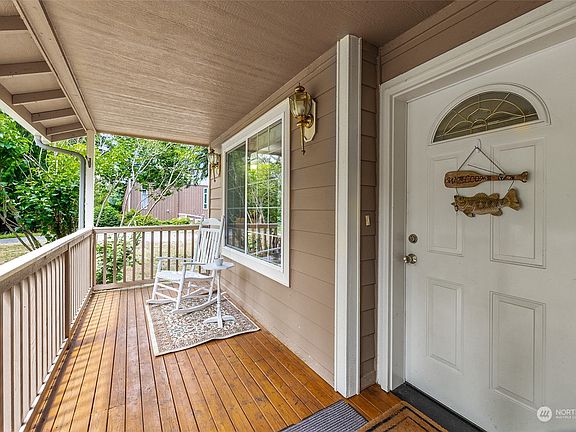5th image of 17804 Overlake Court SE