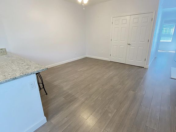 3rd image of 335 Kenilworth Blvd APT 2