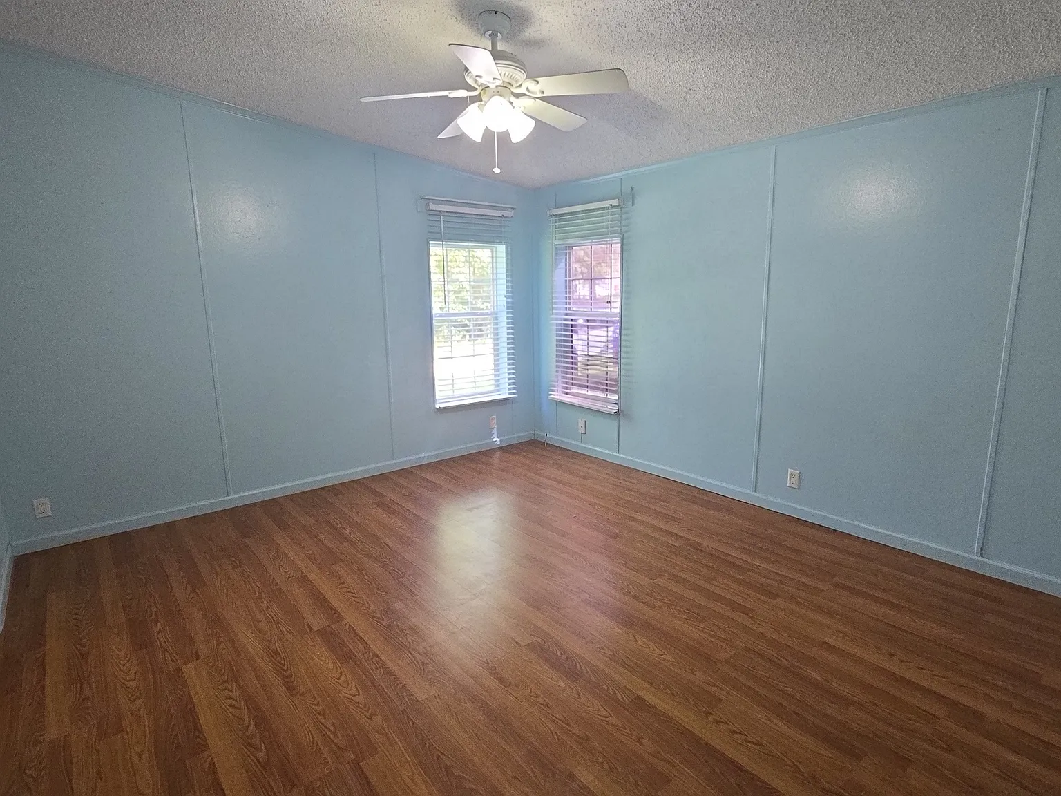 3 bed, $1,300 — Photo 2