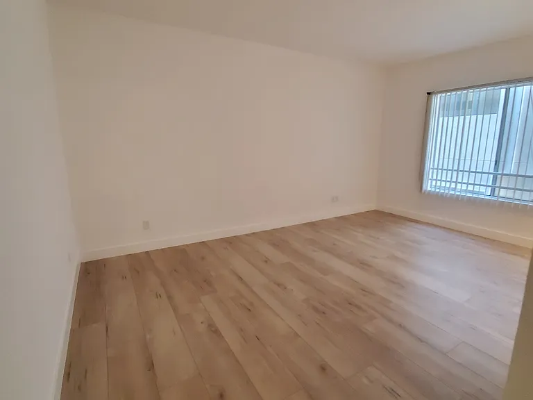 1546 Amherst Ave #103 — Photo 23