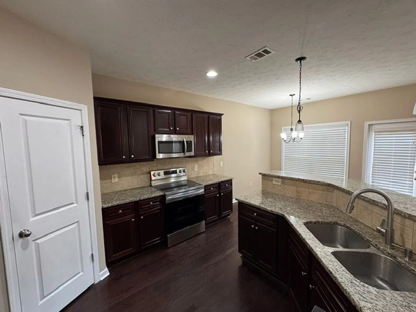 105 Yellow Jacket Court — Photo 4