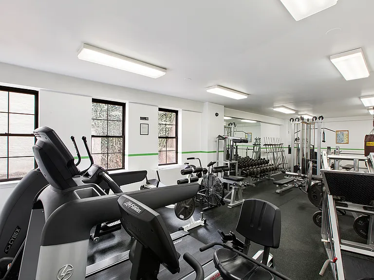 222 W 14th St #9D — Photo 10
