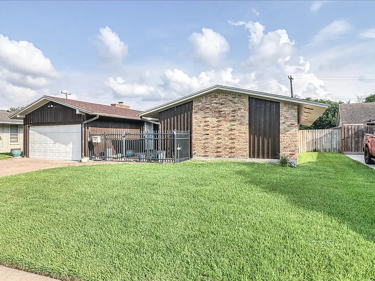 1022 Herndon St — Photo 3