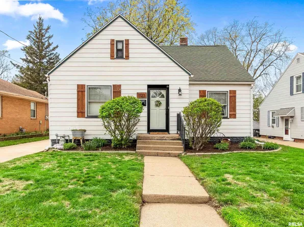 1123 S 6th St, Pekin, IL 61554