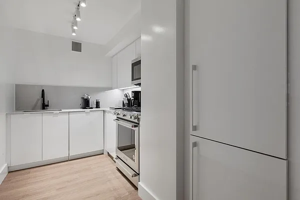 Rented by Greystar | media 13