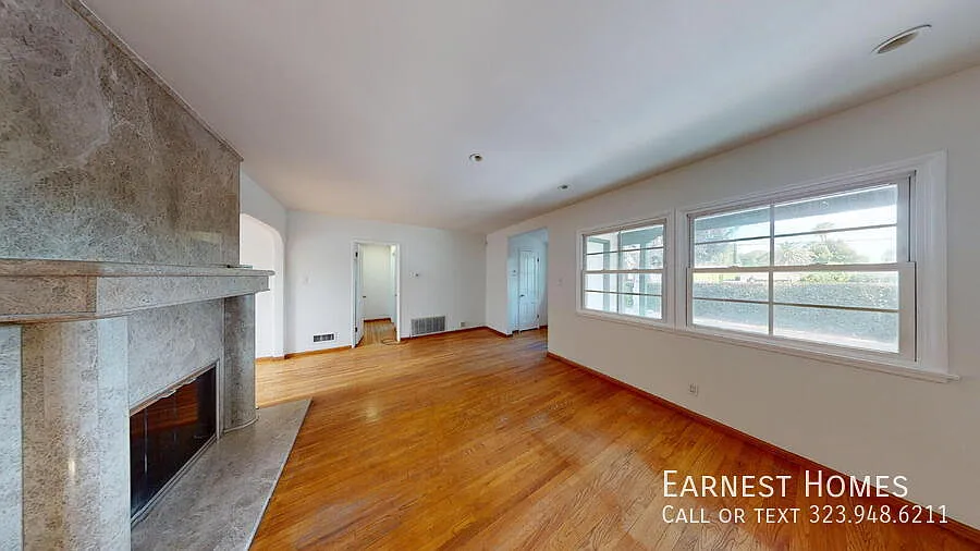 Spacious 3-Bedroom Northridge Home with an Oversized Backyard — Photo 4