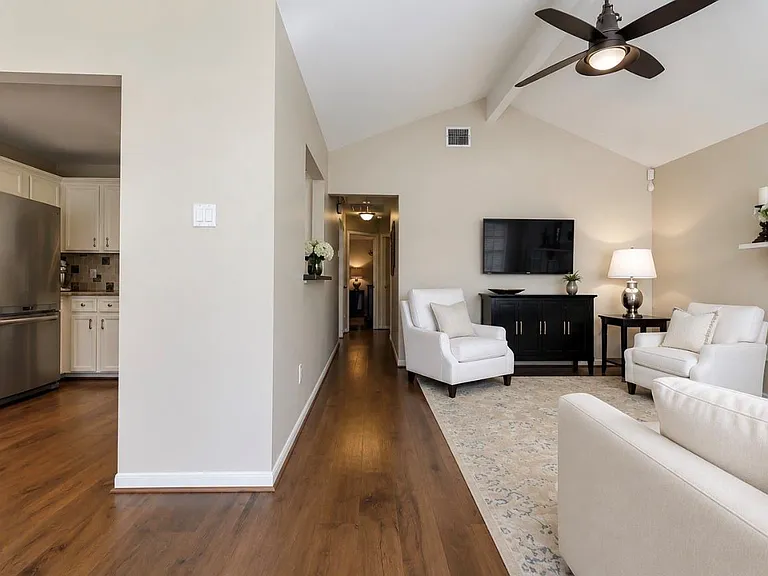 28 Fallenstone Dr — Photo 2