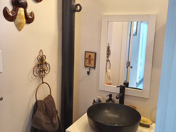3rd image of 5544 Cameron Blvd Unit B