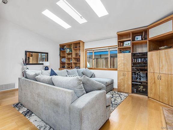 3rd image of 4472 Mount Herbert Ave