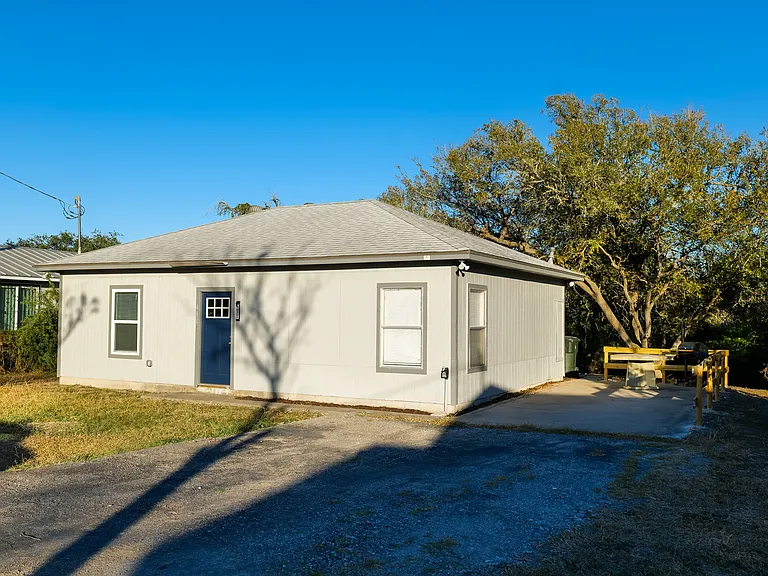 10201 Shane Dr — Photo 1