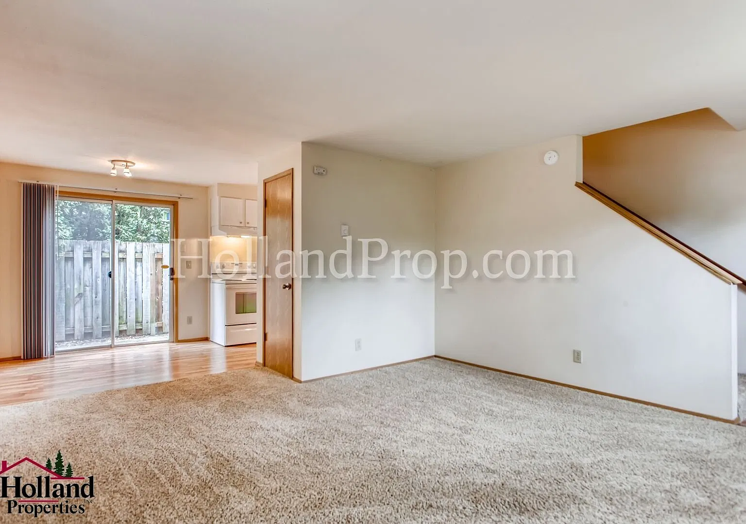 Spacious 2-Bedroom Townhouse In Prime Beaverton Location! New Move In Special $500 Off — Photo 3