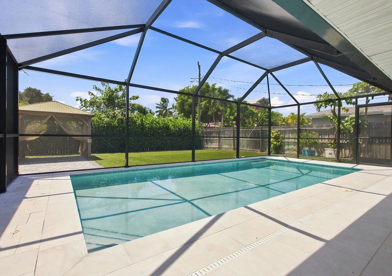 ** Naples Park ** 3 Bed / 3 Bath - Pool Home - Fenced Yard - No Hoa! - Pet Ok - Annual Rental — Photo 2