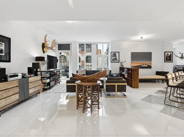 1102 Hornby St #304, Vancouver, BC V6Z 1V8