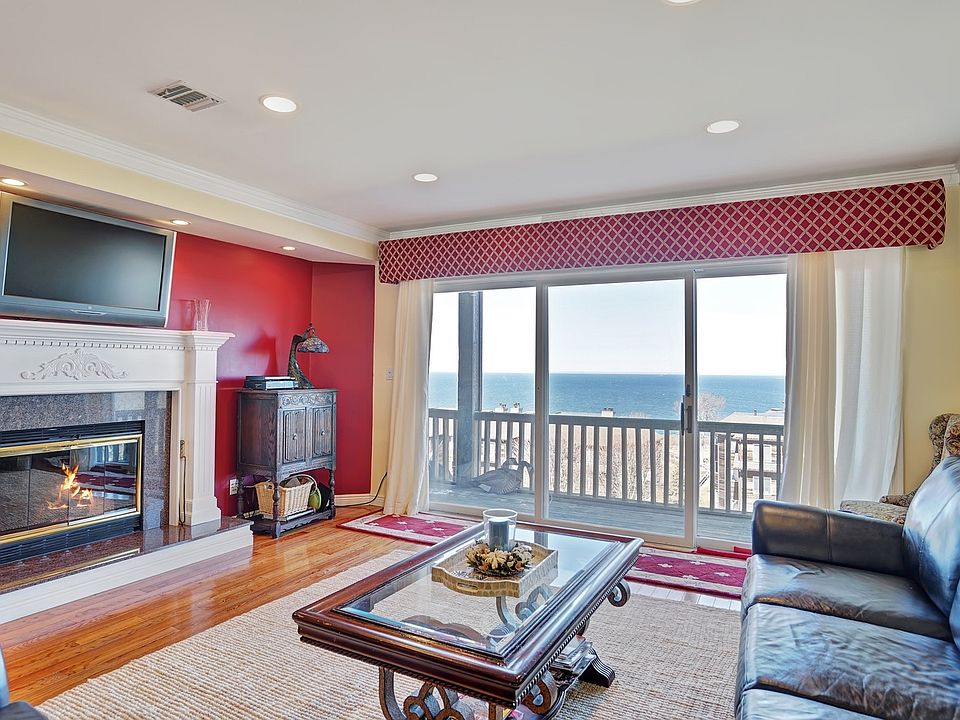 1st image of 208 Fox Hill Dr