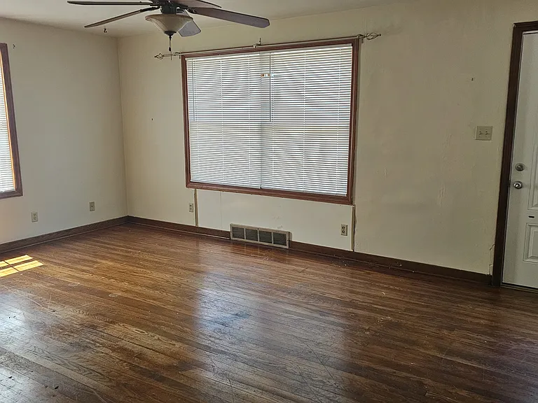 344 1/2 W College St — Photo 12