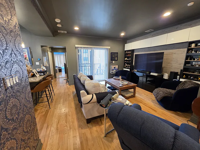 5252 N Damen Ave #2 — Photo 3