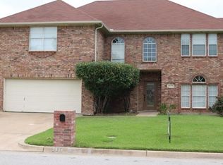 2928 Oak Ridge Dr, Hurst, TX 76054