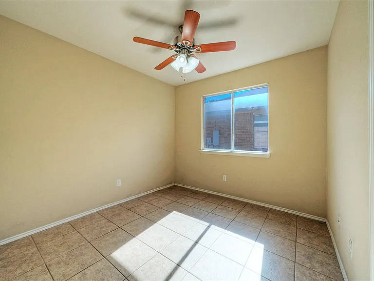 913 Dexter Dr — Photo 24