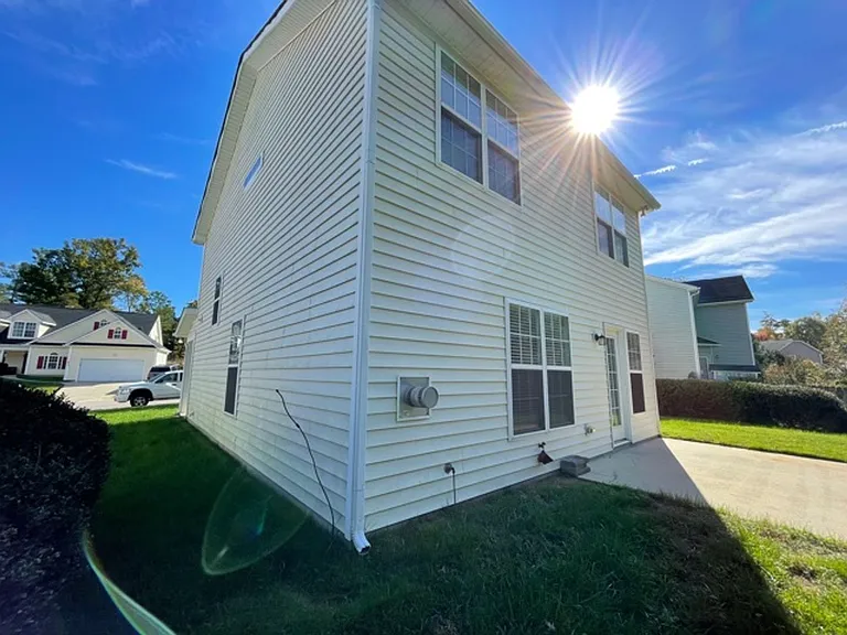 433 Holly Thorn Trce — Photo 6