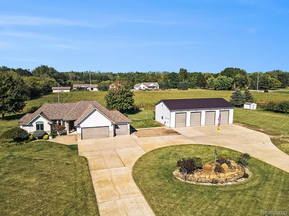 887 E Gordonville Rd, Midland, MI 48640