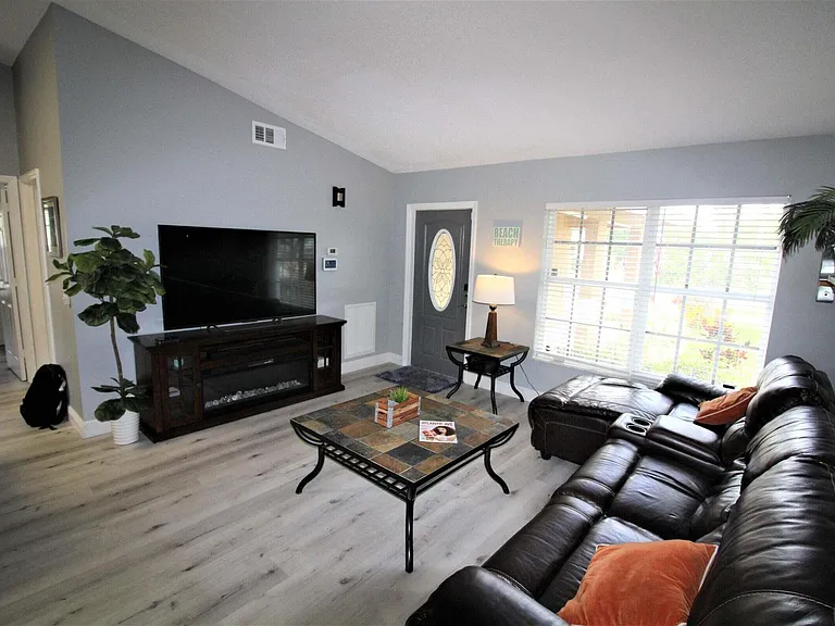 147 NW 10th Ave — Photo 9
