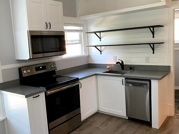 5th image of 615 N Steele St APT 4