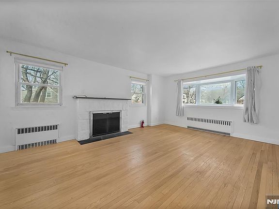 4th image of 595 Knickerbocker Rd