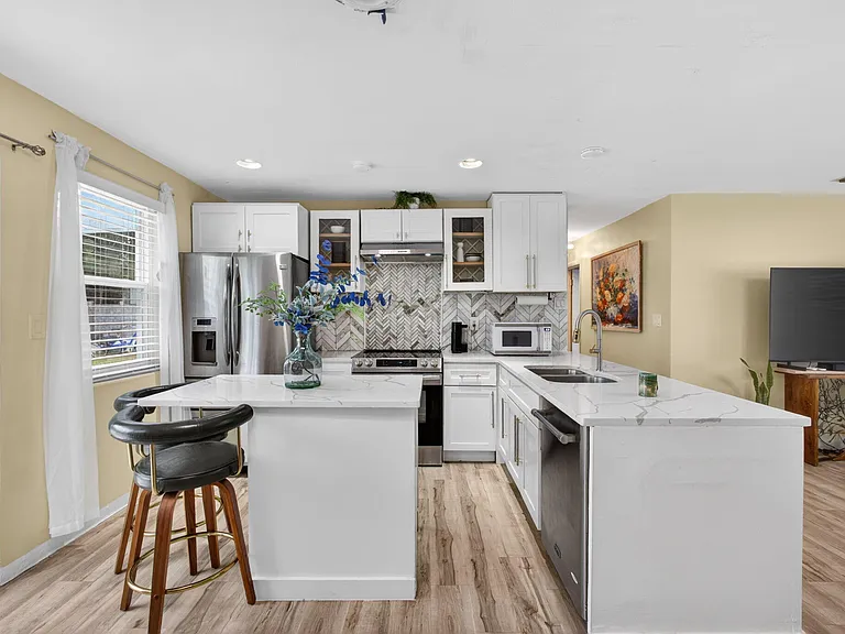 140 W 31st Ct — Photo 8
