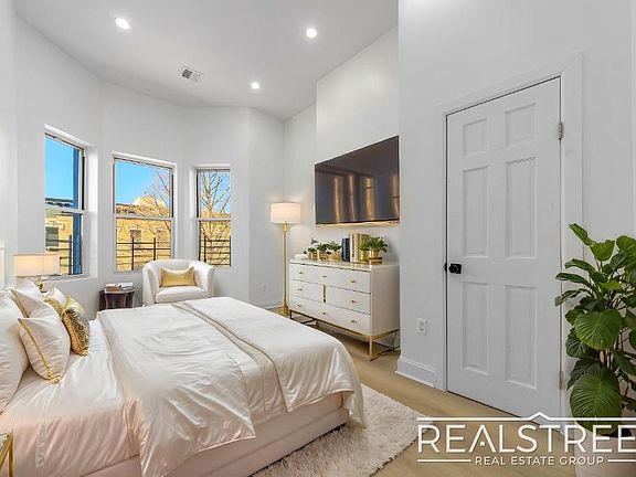 3rd image of 426 Chauncey St APT 2