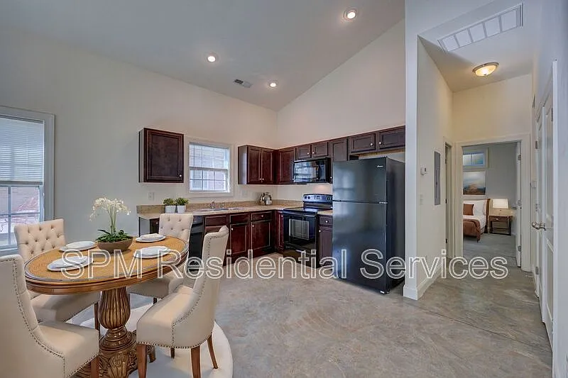 1 bed, 1.0 bath, 900 sqft, $1,295 — Photo 4
