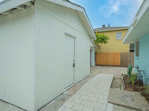 3rd image of 4923 Bernardo De Galvez Ave