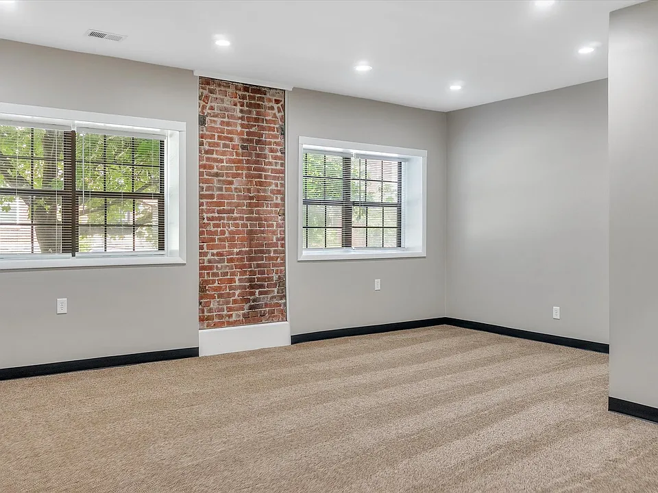 07-2051-N-College-Ave-WindowStill-Real-Estate-Photography-7_07122022